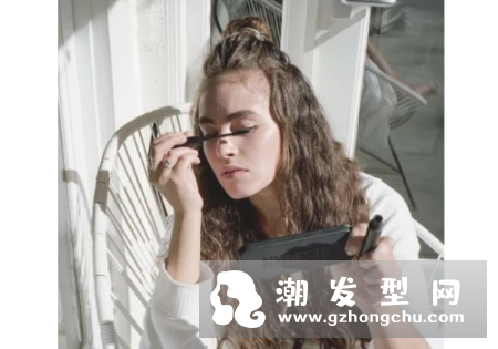 2018秋天流行什么发型 头发多的人可以烫嬉皮士卷吗