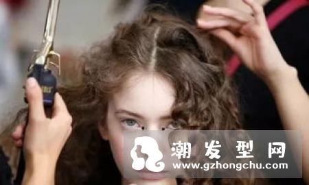 短发羊毛卷发型 复古与灵动兼得