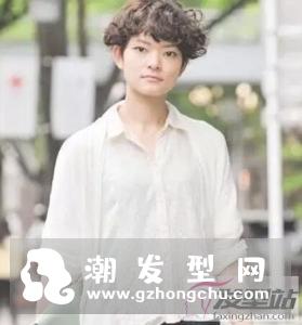 女生泡面头短发发型 蓬松显发量打造小脸