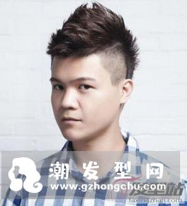 适合两边剃短发是近年来颇受男生欢迎的发型