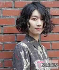 女生泡面头短发发型 蓬松显发量打造小脸