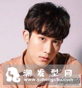 适合自然卷男生的短发发型有哪些