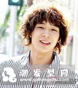 男生自然卷留什么发型 选对发型照样帅气有型