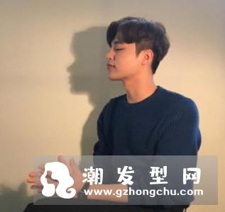 男生中分短发发型 大方得体又修颜