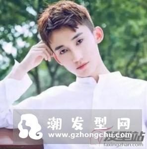 学生发型男生剃两边 清爽干练成校园男神