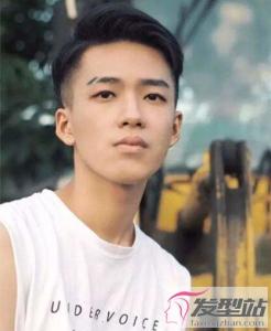 发型男生剃两边 干练洒脱帅出新高度
