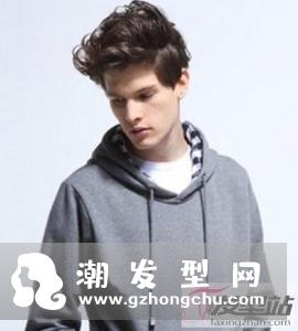 适合自然卷男生的短发发型有哪些