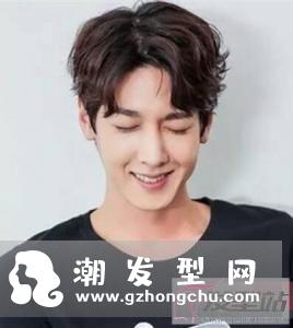 男生中分短发发型 大方得体又修颜