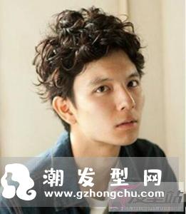 男生短发烫发发型小卷 洋气减龄释放独特个性