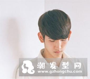 男士圆弧刘海短发发型 个性十足呆萌又减龄