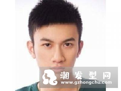 常见的适合男生的两边铲露耳短发,穿上白衣服帅气迷人