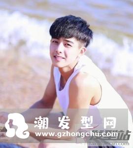 男生时尚黑色短发 尽显帅气迷人气质
