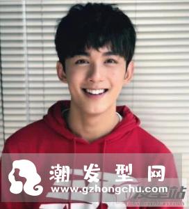 男生的发型种类丰富,风格各异,有阳刚硬汉型男最爱的背头,也有不少成熟稳重