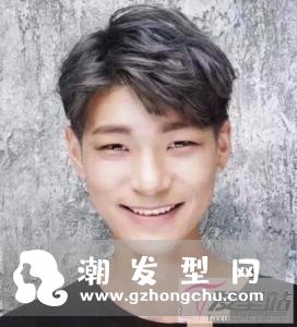 三七分短发时尚又修颜,造型经典不落俗套,很适合年轻男生尝试