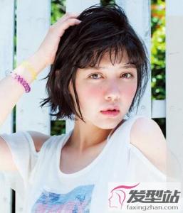 短发女生湿发造型 随性慵懒彰显独特个性