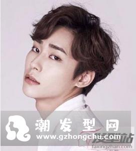 三七分短发时尚又修颜,造型经典不落俗套,很适合年轻男生尝试