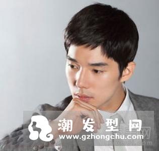 好看的男生黑色短发 不染发照样帅气有型