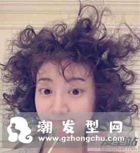 小卷烫短发短发修剪得极为轻盈