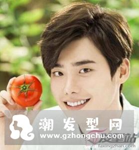 三七分短发时尚又修颜,造型经典不落俗套,很适合年轻男生尝试