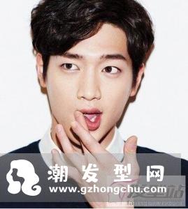 三七分短发时尚又修颜,造型经典不落俗套,很适合年轻男生尝试