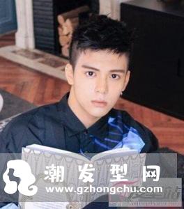 学生发型男生剃两边 清爽干练成校园男神