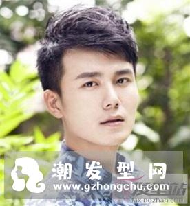 额头高脸型长的大学男生,更适合刘海发型