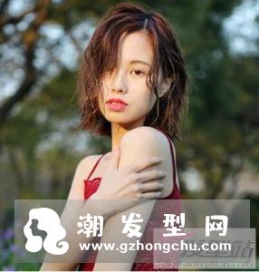 女生短发湿发造型 慵懒中不乏性感风