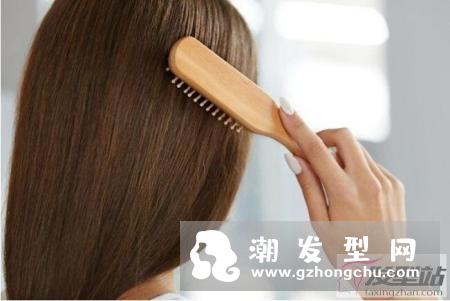 头发很油而且头皮长痘痘怎么办？头皮也需勤保养，洗头时请注意这4步骤！