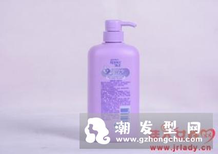 哺乳期头发油怎么办?用碱性洗发水还是酸性洗发发水的处理方法