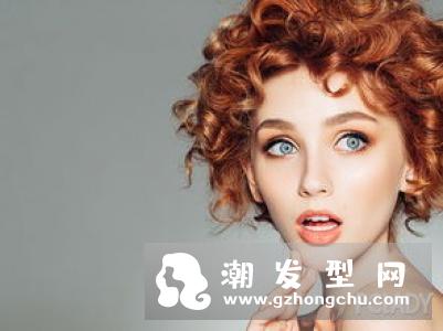 小卷烫短发短发修剪得极为轻盈