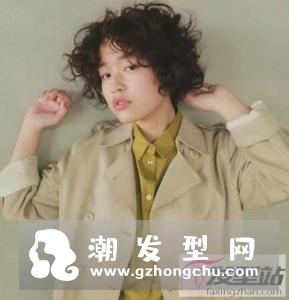 小卷烫短发短发修剪得极为轻盈