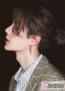男生齐肩“文艺头” 千玺吴亦凡朱一龙都剪过
