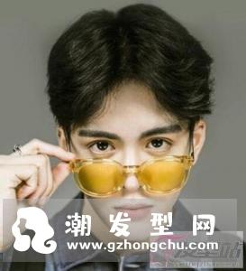 男生中分短发发型 大方得体又修颜