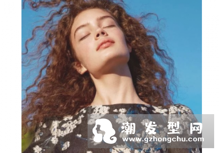 2018秋天流行什么发型 头发多的人可以烫嬉皮士卷吗