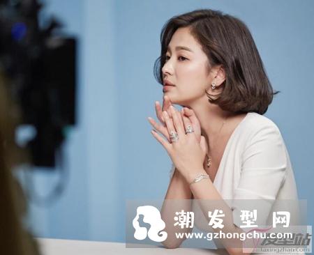 在秋冬天束短发又要保暖时樽领毛衣是不能少的