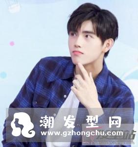 三七分短发时尚又修颜,造型经典不落俗套,很适合年轻男生尝试