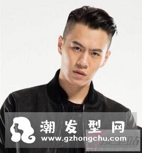 两边剃掉中间厚的发型已经成为时尚流行趋势