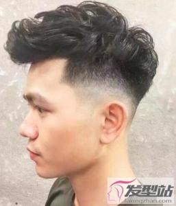 头发两边炸剪什么发型 两边剃短发清爽又酷炫