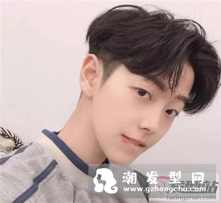 最受欢迎的男生发型三七分心形刘海烫卷的大弧度,修颜的同时