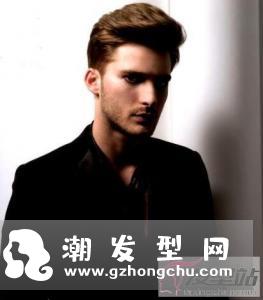 蓬巴杜发型是一种经典的男士发型,它的主要特点是左右两侧发量较少