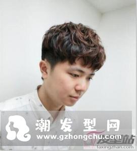 男生短发烫发发型小卷 洋气减龄释放独特个性