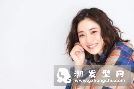 短发羊毛卷发型 复古与灵动兼得