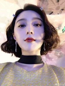 齐脖短发很适合年轻女生,发尾则烫出一定的卷曲度!