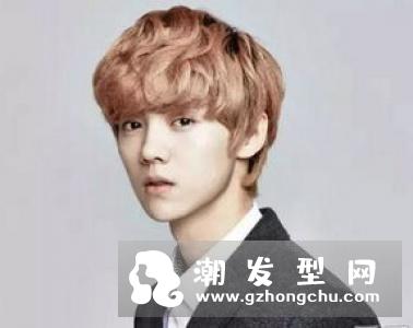 蓬巴杜发型是一种经典的男士发型,它的主要特点是左右两侧发量较少