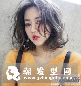 水波纹短发烫出一定的卷度,提升了时尚度,让女生更有气质