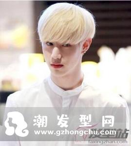 蘑菇头是一款经典的短发发型,它的造型别致,不挑脸型,让男生看上去呆萌十足