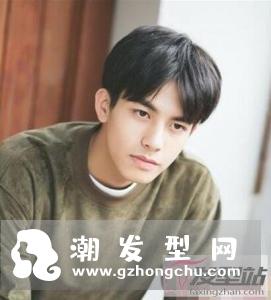 男生中分短发发型 大方得体又修颜