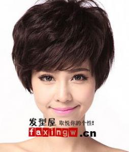 女生复古风短发造型 简约中不乏妩媚韵味