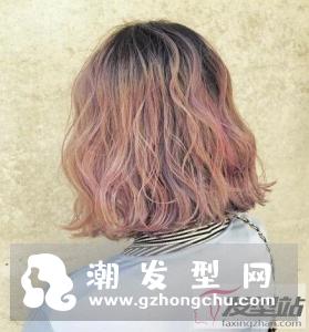 水波纹短发烫出一定的卷度,提升了时尚度,让女生更有气质