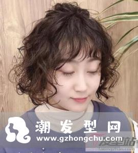 女生泡面头短发发型 蓬松显发量打造小脸